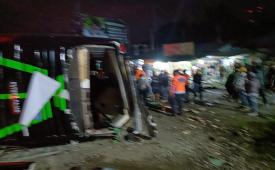 Sebuah bus penumpang terguling di jalur kawasan wisata Ciater, Jalan Ciater, Kabupaten Subang, Sabtu (11/5/2024) malam