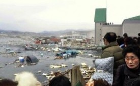 Sebuah pelabuhan di Prefektur Miyagi, Jepang, porak-poranda setelah diguncang gempa dan diterjang tsunami, Jumat (12/3/2011). Yasuo Takamatsu rutin menyelam untuk mencari sang istri.