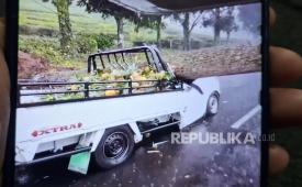 Sebuah Mobil Pick Up Tertimpa Pohon Tumbang di Jalan Raya Bandung-Subang tepatnya di Desa Palasari, Kecamatan Ciater, Kabupaten Subang, Jawa Barat Rabu (22/10/2025).