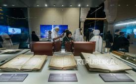 Sebuah naskah Alquran langka yang berusia lebih dari 400 tahun dipamerkan di Museum Al-Quran Suci Arab Saudi di Makkah.