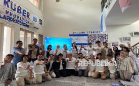 Sejumlah anak muda mengikuti sesi Home of Caring Minds dan bermain Buddy Pekerti untuk mencegah bullying di Ruber Innovation Lab, Lebak Bulus, Jakarta, Sabtu (25/10/2025).