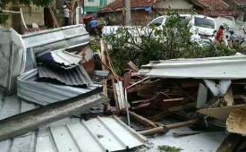 Puluhan Rumah Rusak Akibat Angin Puting Beliung di Cimaung Bandung