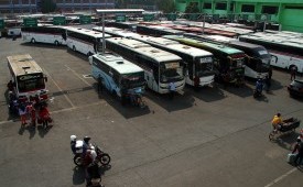 Sejumlah bus angkutan antarkota antarprovinsi (AKAP) menunggu penumpang, di Terminal Induk Kota Bekasi, Bekasi, Jawa Barat, Senin (20/5/2019). 