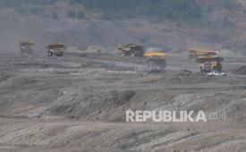Sejumlah Heavy Dump Truck membawa muatan batubara di kawasan tambang airlaya milik PT Bukit Asam Tbk di Tanjung Enim, Muara Enim, Sumatera Selatan, Selasa (16/11/2021). PT Bukit Asam Tbk menargetkan produksi batubara hingga akhir 2021 sebanyak 30 juta ton.