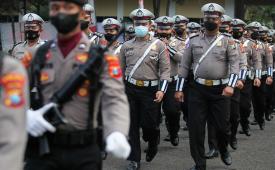 Sejumlah polisi mengikuti Upacara HUT ke-76 Bhayangkara di Polda Jawa Timur, Surabaya, Jawa Timur, Selasa (5/7/2022). Kegiatan itu mengangkat tema Polri yang Presisi Mendukung Pemulihan Ekonomi dan Reformasi Struktural untuk Mewujudkan Indonesia Tangguh - Indonesia Tumbuh. 