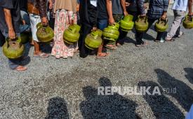 Sejumlah warga mengantre saat membeli gas elpiji 3 kilogram bersubsidi di Kampung Pasar Kulon, Manonjaya, Kabupaten Tasikmalaya, Jawa Barat. (ilustrasi)