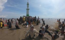 Sejumlah warga saling siram saat pelaksanaan Tradisi Mandi Safar 2022 di Pantai Babussalam, Tanjungjabung Timur, Jambi, Rabu (21/9/2022). Mandi Safar merupakan tradisi turun temurun masyarakat pesisir daerah itu yang dilaksanakan setiap hari Rabu terakhir di bulan Safar yaitu jatuh pada 21 September 2022. 