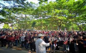 Sekda Jawa Barat Herman Suryatman melepas 3.000 mahasiswa Telkom University yang akan mengikuti KKN Tematik pengelolaan sampah di Kabupaten Bandung.