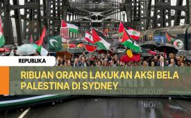 Sekitar 300 ribu orang menerobos hujan deras saat melakukan aksi long march melintasi ikon kota Sydney, Jembatan Sydney Harbour, pada Ahad (3/8/2025). 