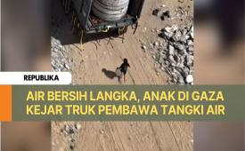 Seorang anak di Gaza, Palestina mengejar truk pembawa tangki air. Ketersediaan air bersih di Gaza begitu langka akibat rusaknya infrastuktur dan blokade bantuan oleh Israel.
