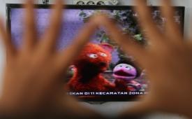 Anak menonton televisi (ilustrasi). Menteri PPPA Arifah Fauzi menyerukan agar media memprioritaskan konten yang sesuai dengan usia anak.