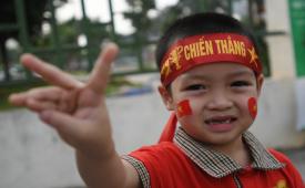 Seorang bocah Vietnam berpose di kompleks Stadion Viet Tri, Phu Tho, Vietnam, Jumat (6/5/2022). Nguyen adalah nama paling umum di Vietnam sehingga bisa menimbulkan salah panggil. Ilustrasi.