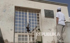 Seorang jamaah haji asal Turki tengah mengamati salah satu bangunan masjid yg terkunci di komplek masjid Khandaq di Madinah, Arab Saudi, Senin (26/9).