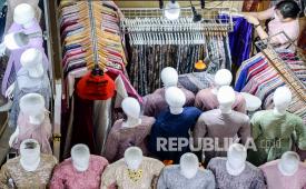 Seorang pedagang mempersiapkan dagangannya di pusat perbelanjaan di Jakarta, Selasa (14/12/2021). Asosiasi Serat dan Benang Filament Indonesia (APSyFI) memproyeksikan pertumbuhan industri tekstil dan produk tekstil (TPT) sebesar 10 persen pada tahun depan dengan dukungan situasi pasar yang kondusif dan kebijakan pengendalian impor yakni bea masuk tindakan pengamanan (BMTP) garmen.
