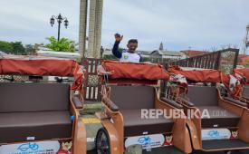 Seorang pengayuh becak di Kabupaten Indramayu menerima bantuan becak listrik gratis dari Presiden Prabowo Subianto, Kamis (13/11/2025). 