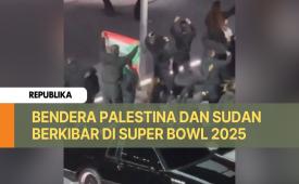 Seorang pengunjuk rasa membentangkan bendera Palestina dan Sudan pada pembukaa  Super Bowl 2025.