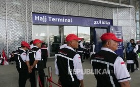  Sejumlah petugas haji Indonesia sedang menyambut kedatangan jamaah haji Indonesia di Bandara Madinah, Arab Saudi. (Ilustrasi)