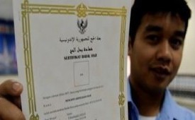 Seorang petugas haji memperlihatkan sertifikat badal haji yang telah siap diberikan kepada keluarga jamaah haji Indonesia