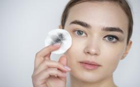 Wanita melakukan double cleansing (ilustrasi). Double cleansing melibatkan dua langkah membersihkan wajah dengan dua jenis pembersih yang berbeda.
