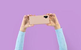 Seorang wanita sedang menggunakan kamera 0,5 di smartphone (ilustrasi). Tren kamera 0,5 sedang viral di Tiktok beberapa waktu belakangan ini.