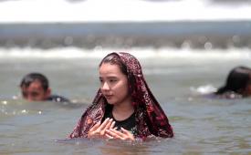 Seorang warga mengikuti tradisi Mandi Safar di Desa Buata, Kabupaten Gorontalo Utara, Gorontalo, Rabu (21/9/2022). Mandi Safar adalah tradisi tahunan yang dilakukan oleh masyarakat saat bulan safar untuk mensucikan diri dan hati serta menghilangkan hal buruk dari manusia dan alam yang dihanyutkan oleh air sungai yang mengalir. 