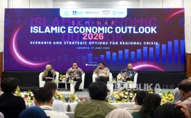 Sesi panel seminar Islamic Economic Outlook 2026.