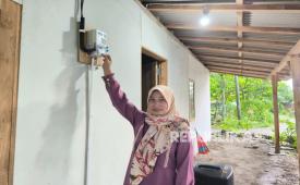 Setelah lebih dari dua dekade menumpang listrik dari tetangga, Karmini akhirnya bisa menikmati listrik sendiri berkat bantuan PT PLN (Persero) melalui program Berbagi Cahaya, Menumbuhkan Harapan.