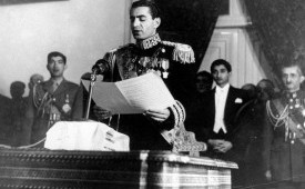Shah Iran Mohammad Reza Pahlavi membaca pidatonya saat dilantik.
