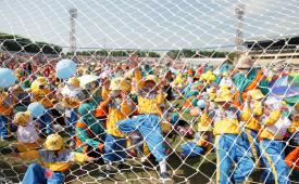 Siswa Pendidikan Anak Usia Dini (PAUD) mengikuti Gebyar PAUD di Stadion Gelora Delta Sidoarjo, Jawa Timur, Sabtu (24/9/2022). Kegiatan yang diikuti ribuan anak tersebut bertujuan untuk membangkitkan motivasi bermain dan belajar anak, serta mengembangkan kreativitas dan bakat. 