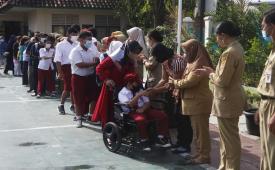  Memaafkan Ternyata Bisa Pengaruhi Kesehatan Fisik. Foto:  Siswa Sekolah Luar Biasa (SLB) Negeri Solo mengikuti halal bihalal bersama guru dan wali siswa di halaman sekolah setempat, Solo, Jawa Tengah, Senin (9/5/2022). Kegiatan yang diikuti ratusan siswa dari TKLB, SDLB,SMPLB, dan SMALB tersebut digelar untuk mempererat tali silaturahmi dan mendidik rasa saling memaafkan pada momen Lebaran.