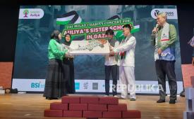 Siswa-siswi sekolah Auliya di Tangerang Selatan, Banten mengumpulkan donasi sebesar Rp 900 juta lebih untuk pembangunan sekolah bagi anak-anak di Khan Younis, Gaza Selatan, , Sabtu (16/5/2025).