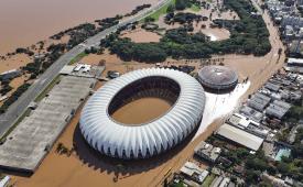 Stadion Beira Rio terendam banjir setelah hujan lebat di Porto Alegre, negara bagian Rio Grande do Sul, Brasil.