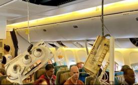 Suasana kabin penumpang pesawat Boeing 777-300ER Singapore Airlines SQ321 akibat terjadinya turbulensi parah di Bangkok, Thailand, Selasa, (21/5/2024).
