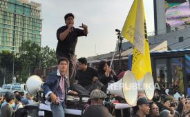 Suasana massa aksi di tugu tani, Selasa (20/10/2026). massa aksi yang terdiri dari mahasiswa dan sejumlah elemen masyarakat tersebut mengajukan 5 tuntutan. Salah satunya adalah menaikkan status karhutla yang ada di Kalimantan dan Sumatra menjadi darurat nasional.