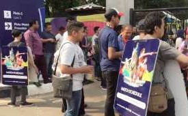 Suasana pengunjung dan Sandwhicman di lokasi Asian Fest, Asian Games 2018 di SUGBK, Senayan, Jakarta.