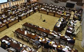 Komisi XI DPR RI meminta Otoritas Jasa Keuangan (OJK) menunda penerapan skema pembagian risiko (co-payment) untuk produk asuransi kesehatan komersial.