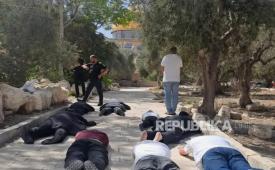 Sujud Epik yang dilakukan sejumlah pemukim Yahudi di Kompleks Masjid Al-Aqsa. 