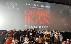 Sutradara Mike Wiluan bersama kru film Orang Ikan dalam konferensi pers seusai screening di CGV Grand Indonesia, Senin (7/7/2025).. 