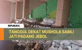 Tanggul dekat Mushola Sabili Jati Padang, Pasar Minggu Jebol imbas hujan.
