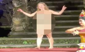 Tangkapan layar seorang bule telanjang saat berlangsungnya pertunjukan tari Bali di Puri Saraswati Ubud, Kabupaten Gianyar, Bali. Polda Bali telah memeriksa bule tersebut. 