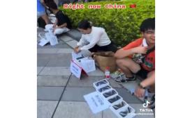 Tangkapan layar video di medsos yang diduga terjadi di Cina. Dalam video itu terlihat banyak orang yang menjajakan iPhone 15 di emperan jalan.