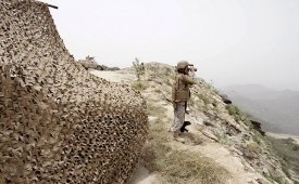 Tentara Arab Saudi melakukan patroli di pos perbatasan dengan Yaman, Senin (6/4).