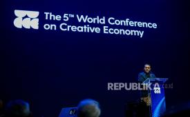 Teuku Riefky dalam acara welcoming dinner World Conference on Creative Economy (WCCE) 2026 di Akasta, Jakarta, Rabu (21/10) malam. Dalam acara itu, ia mengenakan busana yang terinspirasi dari serial Gadis Kretek, yakni kebaya janggan dan beskap.