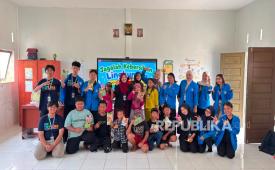 Tim BSI Explore 2026 mengenalkan teknologi melalui pembelajaran Microsoft Word kepada siswa kelas V dan VI SDN 23 Terentang, Desa Radak Baru.