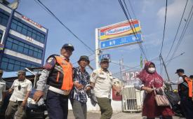 Tim gabungan saat melakukan penertiban juru parkir liar yang berada di minimarket Kawasan Bungur, Senen, Jakarta, Rabu (15/5/2024).