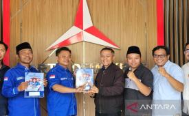 Tim Keluarga Deni Asmawi mewakili Ketua DPC Gerindra Lombok Barat, Nurhidayah menyerahkan berkas kepada Satgas Pilkada DPC Partai Demokrat Lombok Barat di Kantor DPC Partai Demokrat Lombok Barat, Kamis (9/5/2024). 