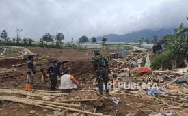 Tim SAR Gabungan yang dipimpin Kepala Kantor SAR Bandung, Ade Dian Permana memberikan keterangan kepada awak media terkait hasil pencarian korban longsor di Desa Pasirlangu, Kecamatan Cisarua, KBB pada Senin (2/2/2026).