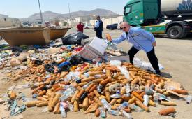 Timbunan botol yang berisi air zamzam dari jamaah haji dibuang lantaran tak lolos pemeriksaan di Gudang Air Gate Kargo, Makkah, Arab Saudi, Senin (16/6/2025). Banyak anggota jamaah haji RI coba mengakali dengan melakban dan memasukkannya ke dalam koper besar, namun tetap terdeteksi pemeriksaan X Ray di bandara.