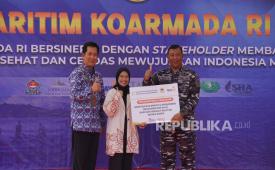 TNI AL bersama dengan Kemendukbangga/BKKBN dan lembaga-lembaga filantropi menggelar giat Serbuan Maritim 2025 untuk bantu masyarakat pesisir. Pada tahun ini, program tersebut diadakan di Muara Angke, Jakarta Utara, Senin (21/7/2025).