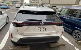 Toyota pada Senin (3/6/2024) mengumumkan telah menghentikan pengiriman domestik dan penjualan Corolla Fielder, Corolla Axio dan Yaris Cross. Tampak dalam gambar Toyota Yaris terpakir di salah pertokoan di Tokyo, Jepang, beberapa waktu lalu.